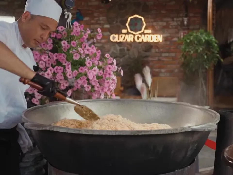 Plow dusi się w żeliwnym kazanie